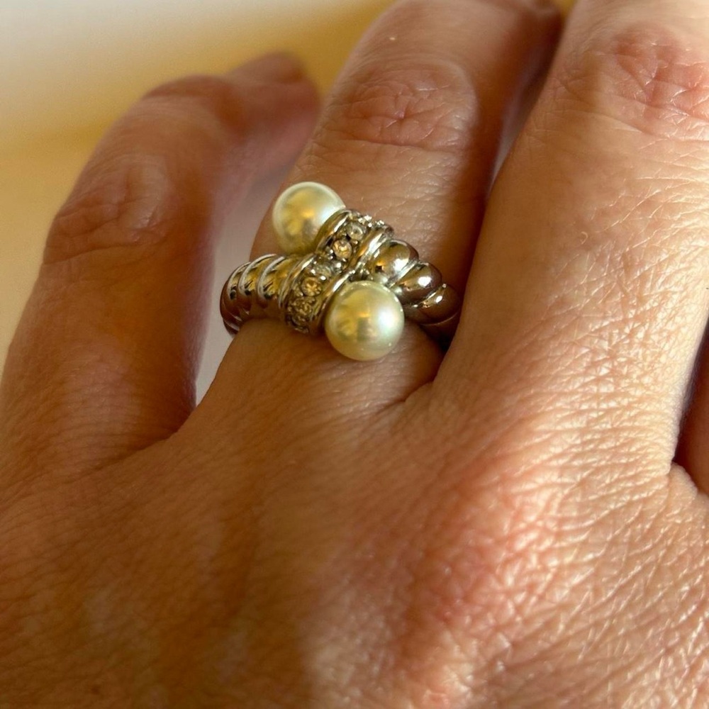Vintage silvertone and faux pearl ring